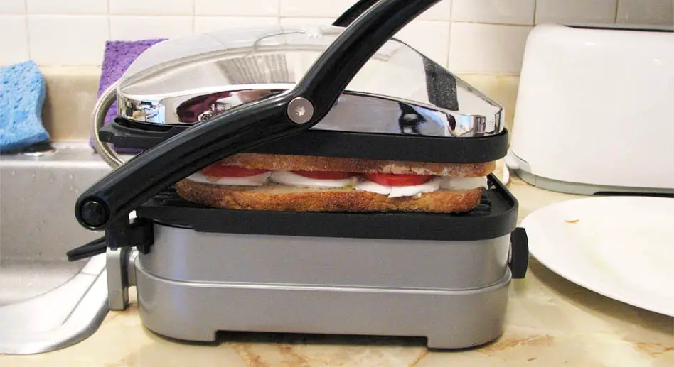 This image has an empty alt attribute; its file name is 1203-min.jpg
The floating hinge mechanism on a panini press is one of its best advantages over a classic sandwich maker. But what are some cons of owning a panini press?