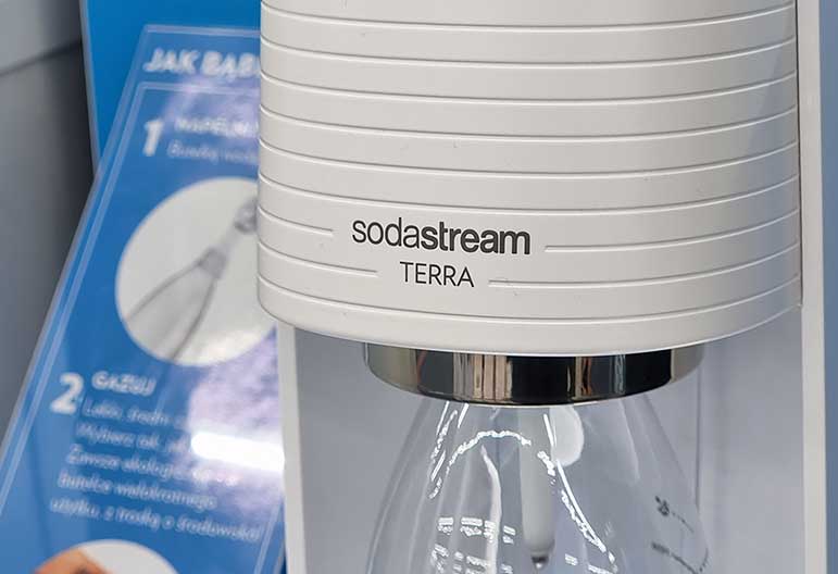 Most SodaStream machines do not use electricity and do not require batteries, but need replaceable co2 cylinders to carbonate your water.