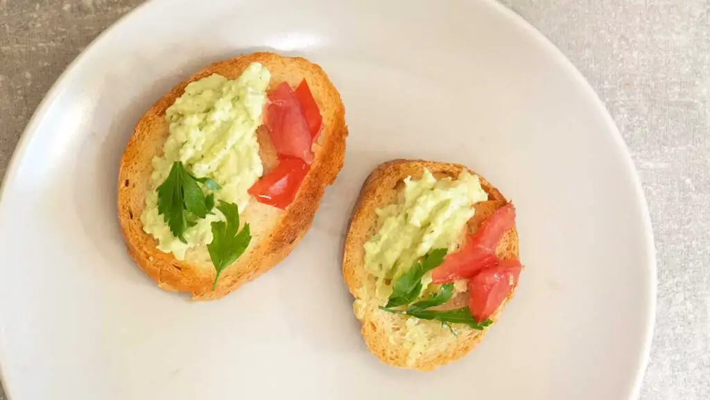 All is ready! There are lots of things you can eat guacamole and avocado paste with. Be sure to experiment after you're finished with preparing your sour cream guac!