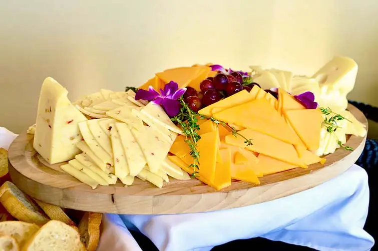 What kinds of cheese should you put inside a cheese basket? Let's see. 