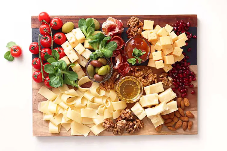 There is no better gift for a cheese lover than a premium-feel, high quality cheese set!