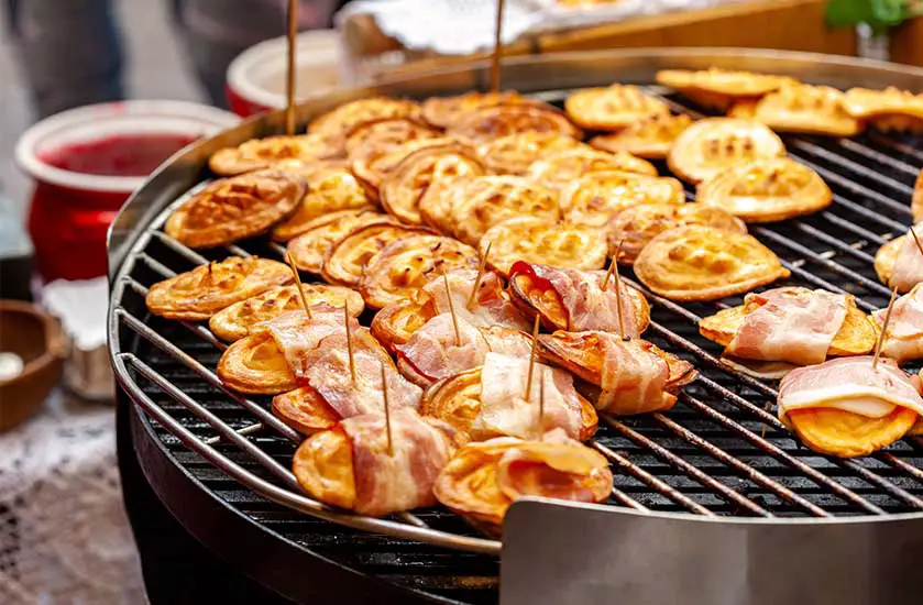 Grilled Oscypek can be served in many different ways.