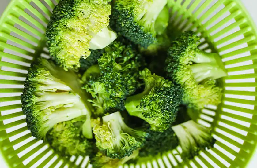 Did you know that you can safely enjoy fresh raw broccoli? Well, know you do!