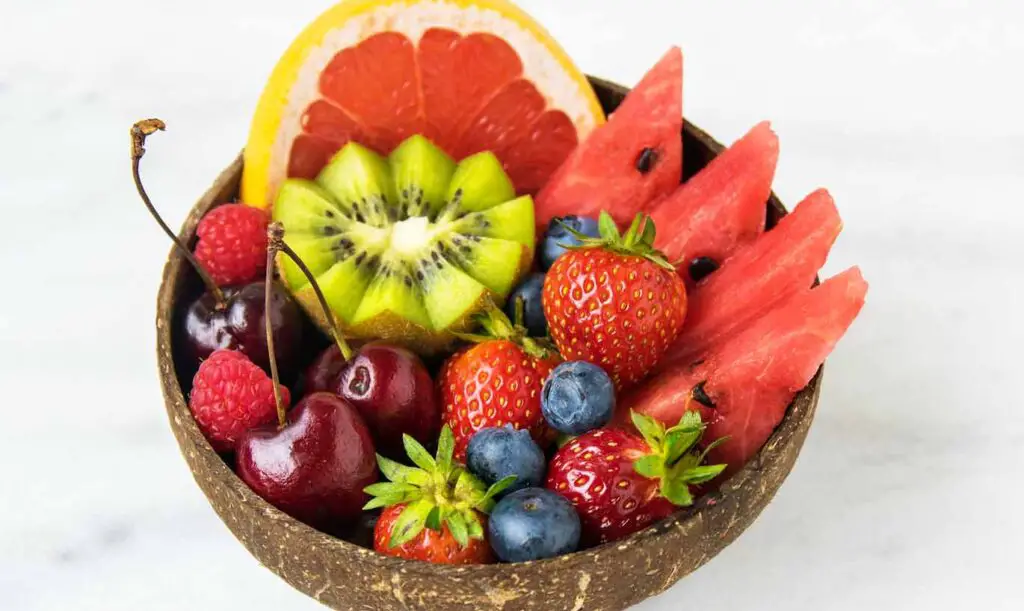 You can mix your favorite fruits in simple fruit bowls and fruit salads. It's easier than you think!