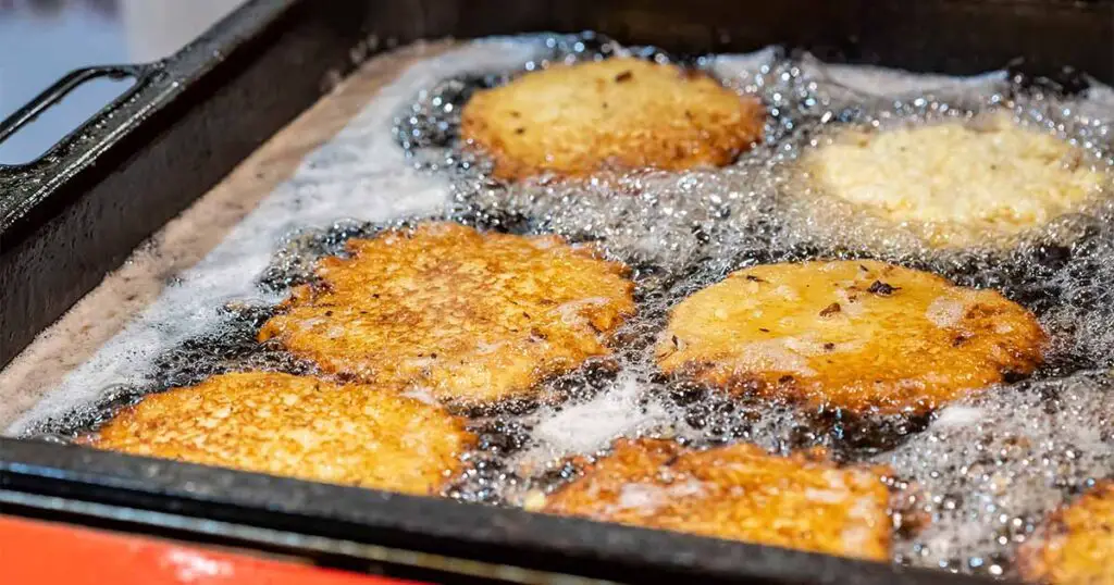 The right cooking oil choice is the first thing you should keep in mind when cooking hash browns.