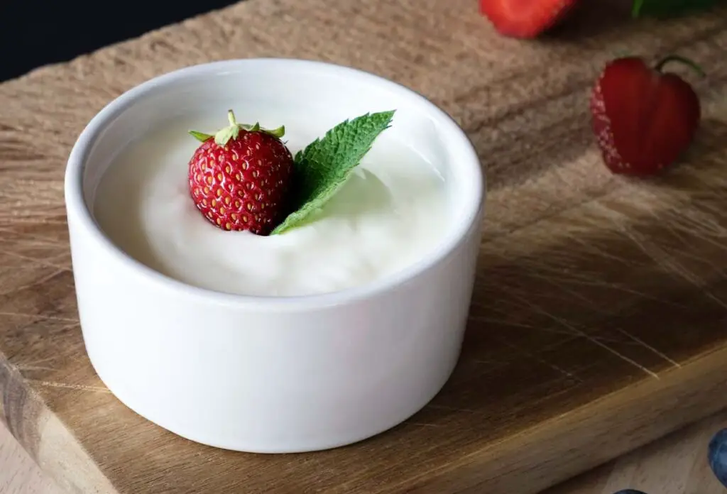 Yogurt better accompanies food on the sweeter side, sour cream on the other hand can be a base for lots of different classic sauces and dressings.