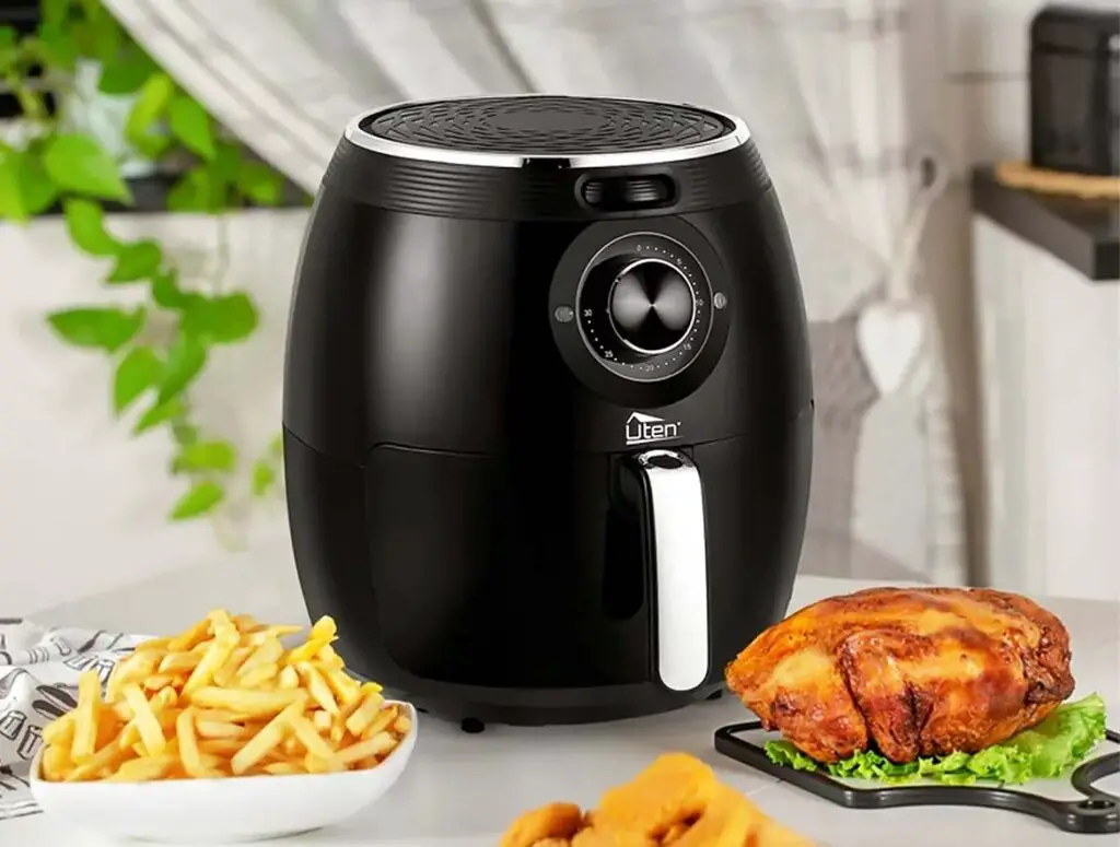 Simple controls, small size, affordable and durable - the Uten 1099 is one of the best choices for your very first air fryer!